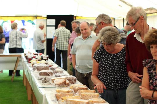A photo of crowds looking at Victoria sponge cakes at Bretforton Show